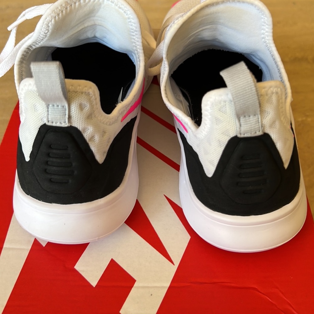 Woman’s Nike running shoes 7.5 - Picture 5 of 5